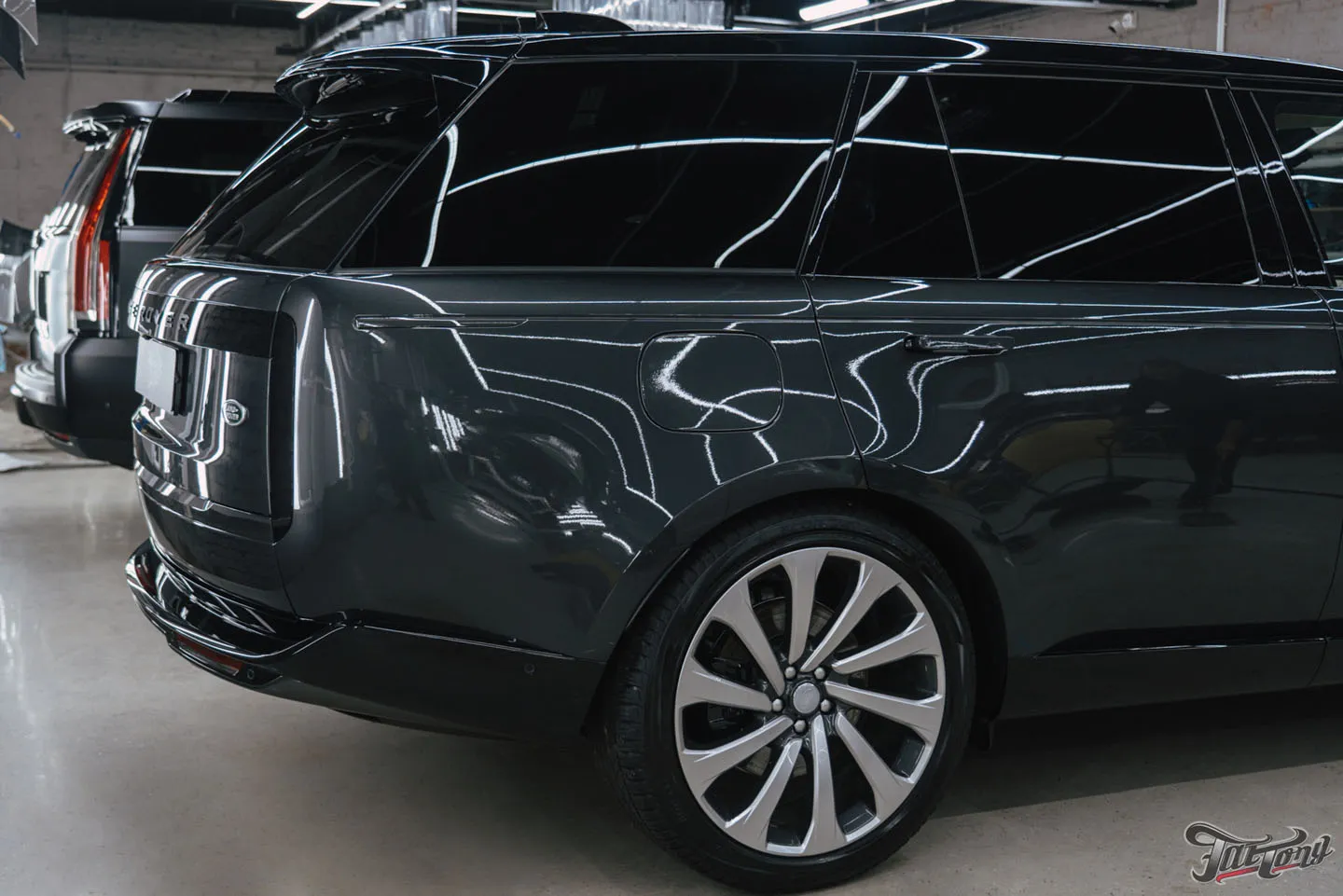 Защитили Range Rover Autobiography прозрачным глянцевым полиуретаном и оклеили панель и экран в салоне